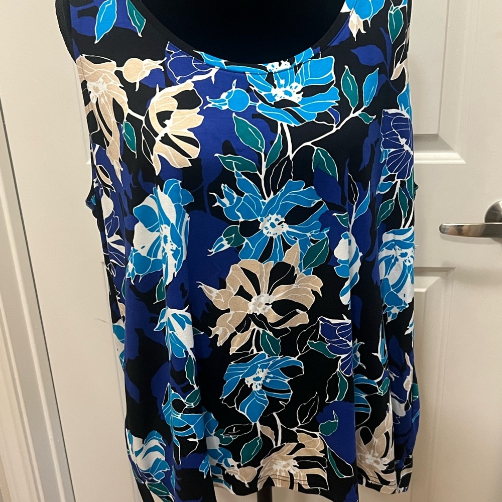 Chico’s boutique floral knit top in size 4(US XXL). Top is nwt.